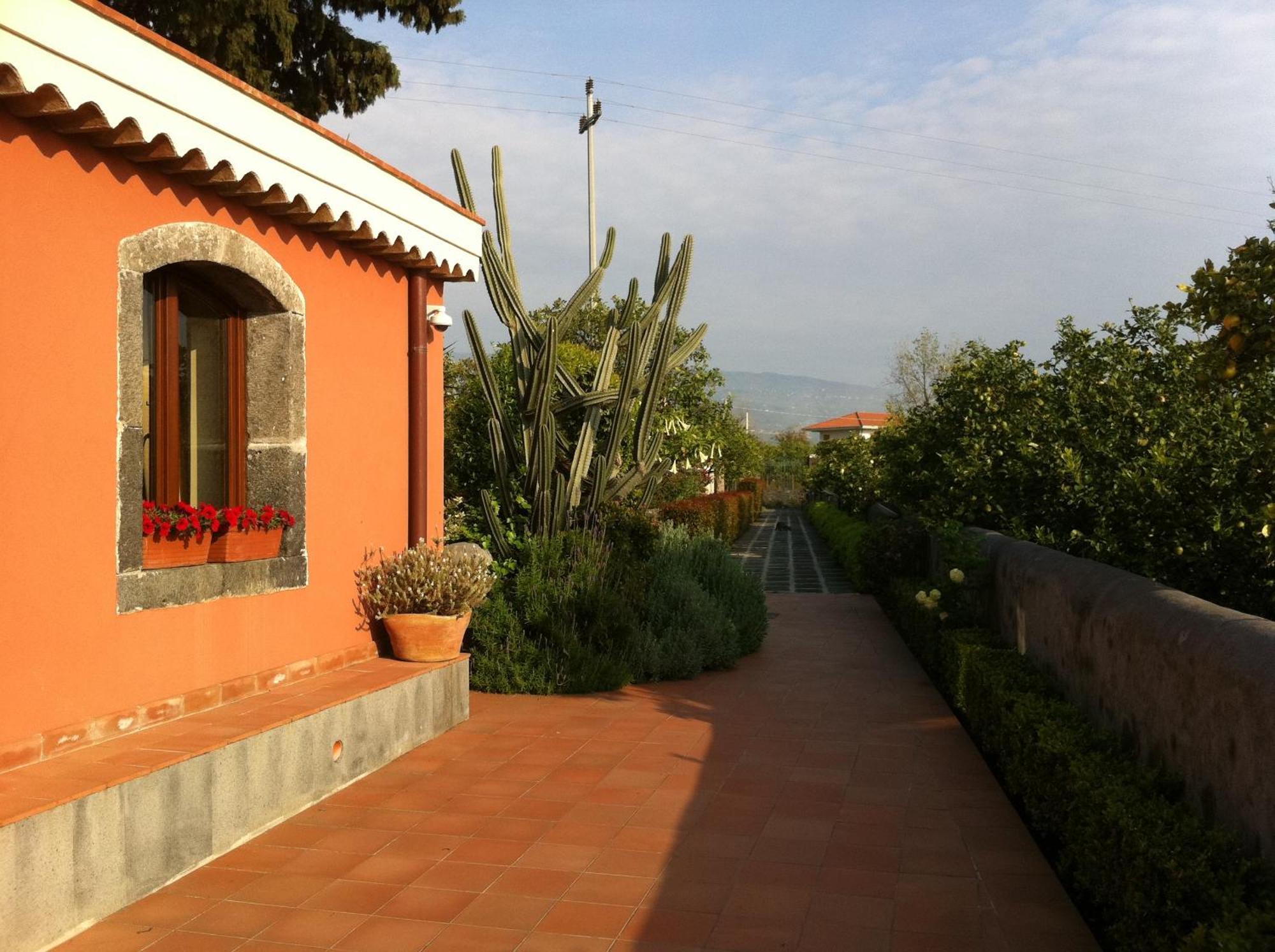 La Terra Del Mezzo Villa Riposto Exterior photo